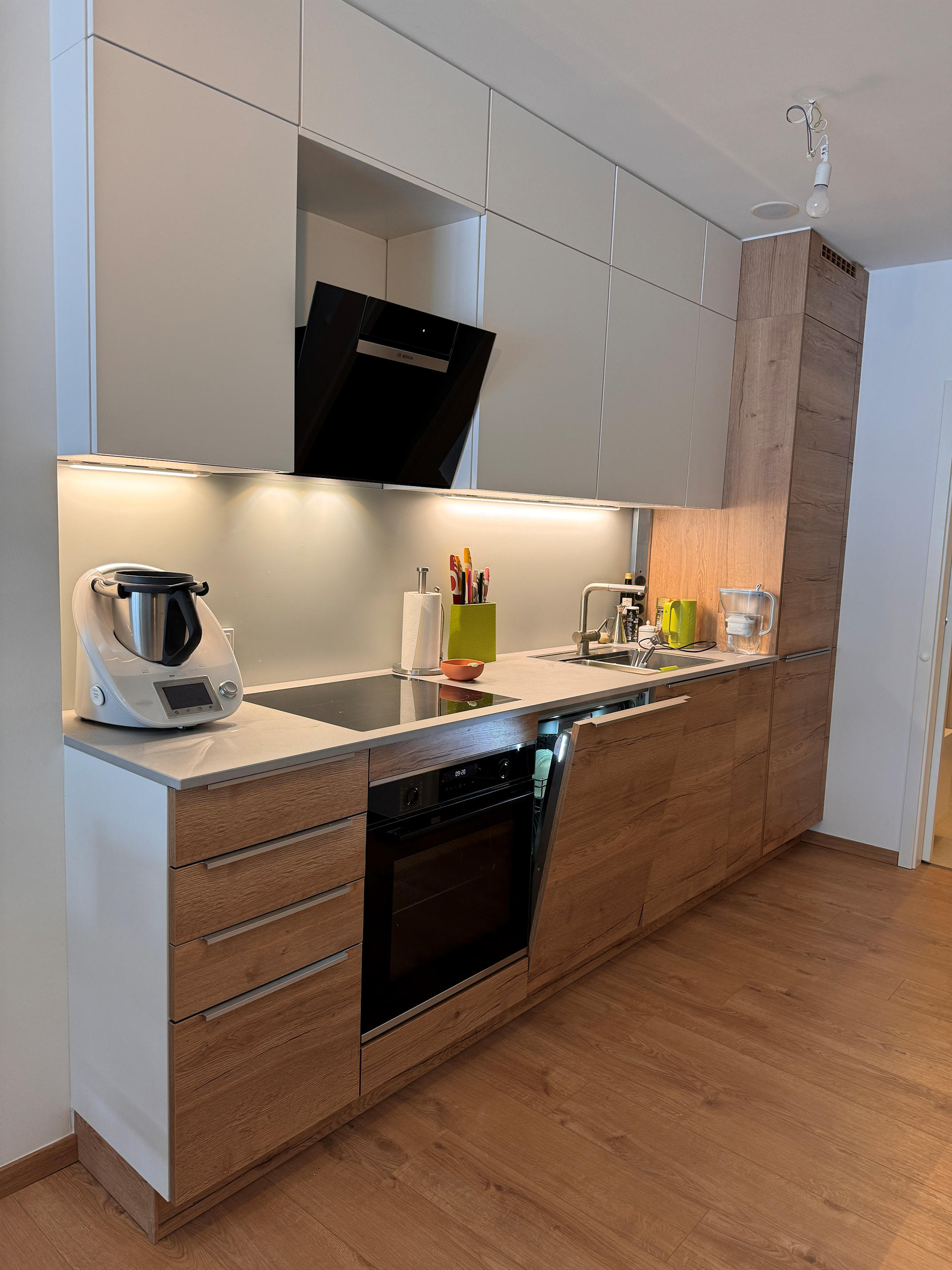Küche Holz und weiss Dekton Glas deckenhoch Miesbach