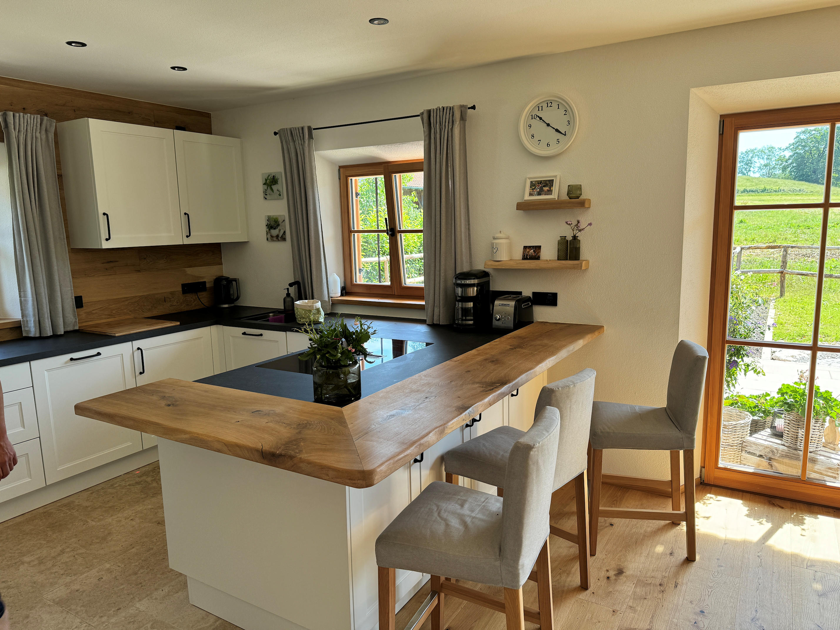 Küche Landhaus modern weiß, Anthrazit Holztheke I