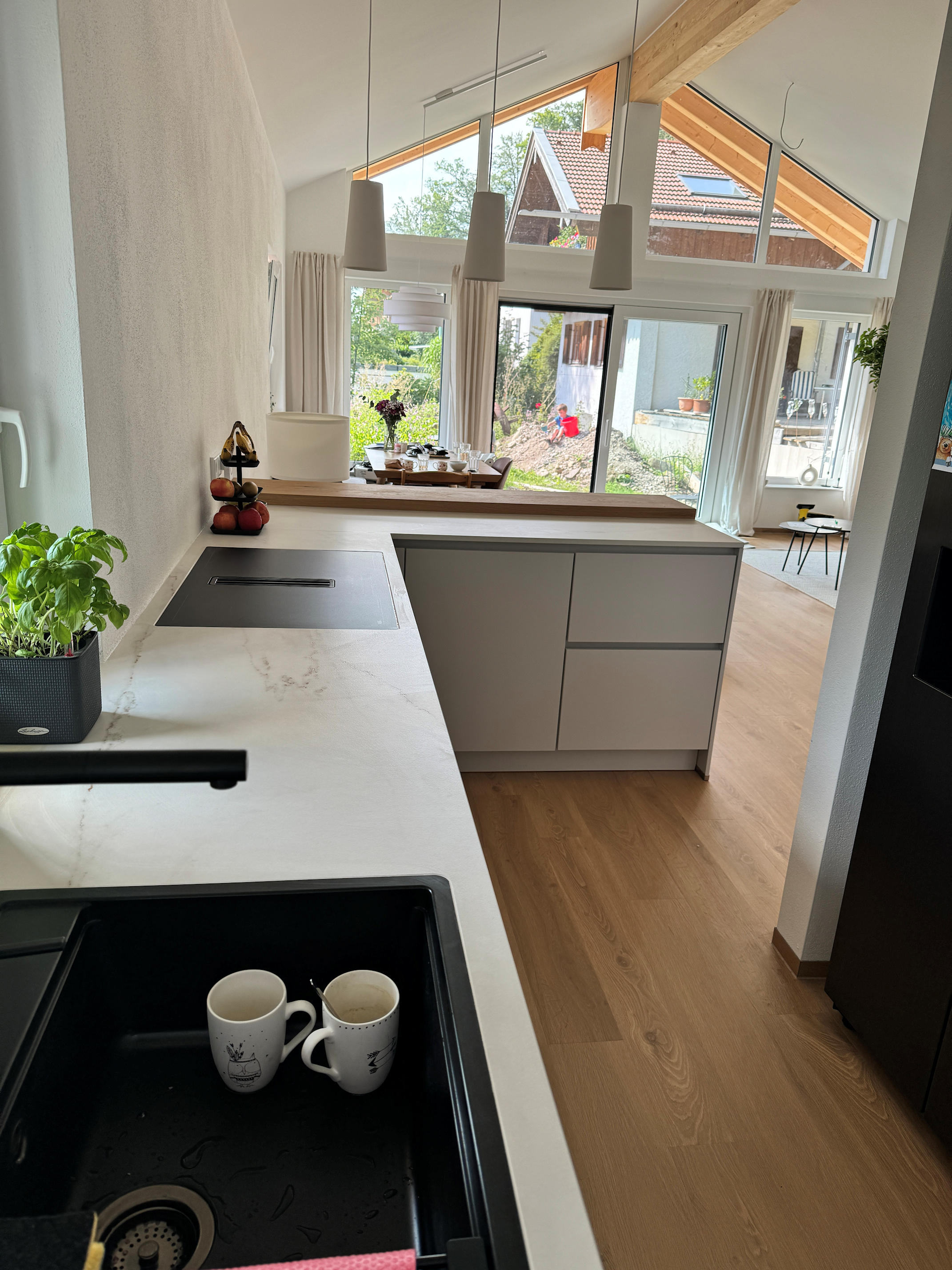 Küche Lichtgrau Dekton hell mit Theke Eiche hell Miesbach